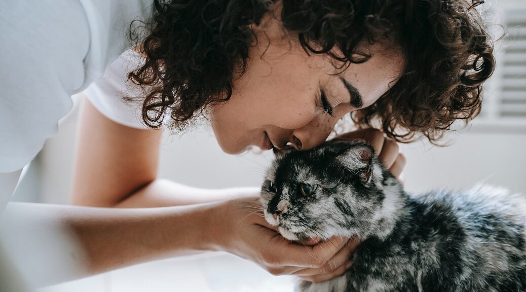 Frau schmust mit Katze